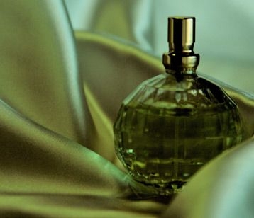 Parfume_bottle_on_green_fabric_visuel_358x308_01.jpg