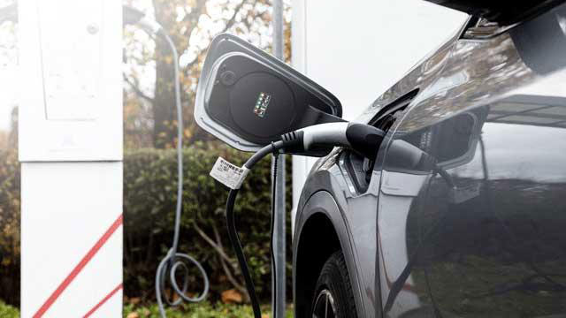 Voiture électrique en charge