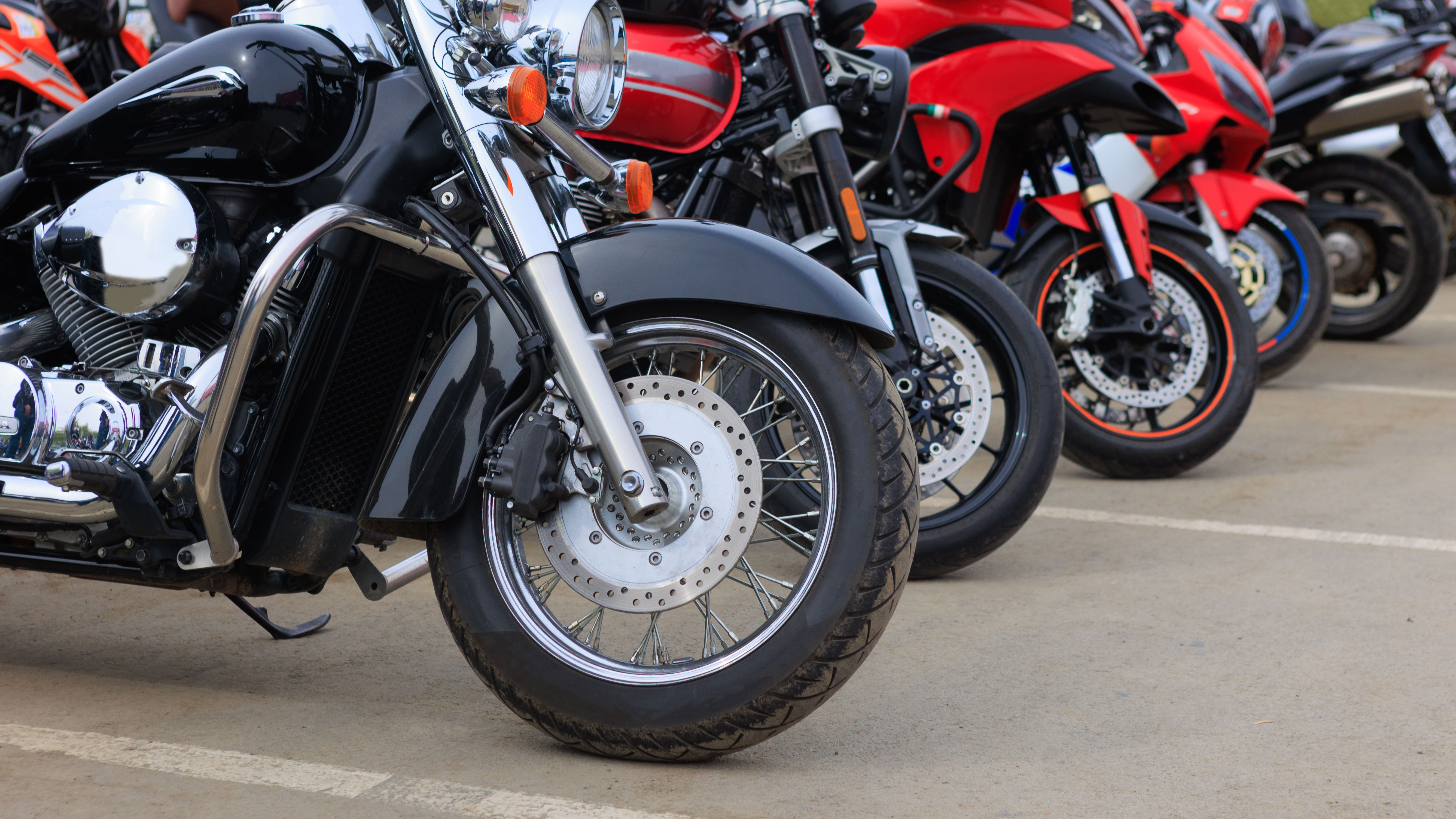 Plusieurs motos garées dans un parking